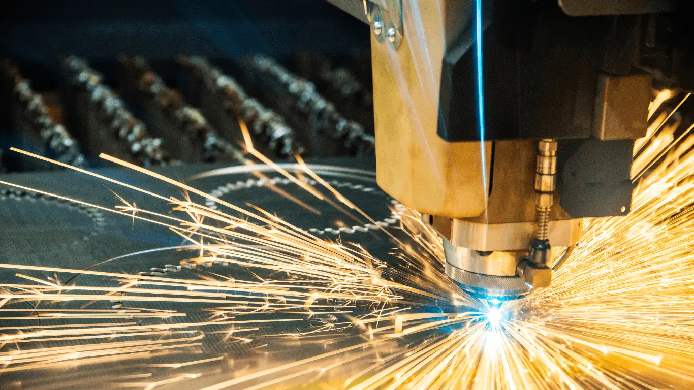 Laser cutting metal parts for integrated contract manufacturing<br />
